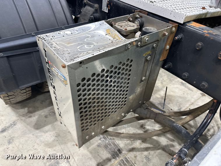 image for item EJ8929 2015 Peterbilt  389 semi truck