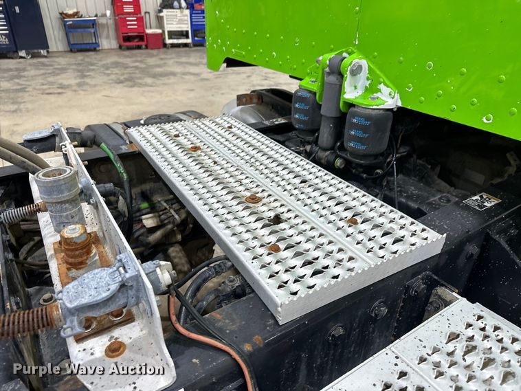 image for item EJ8929 2015 Peterbilt  389 semi truck