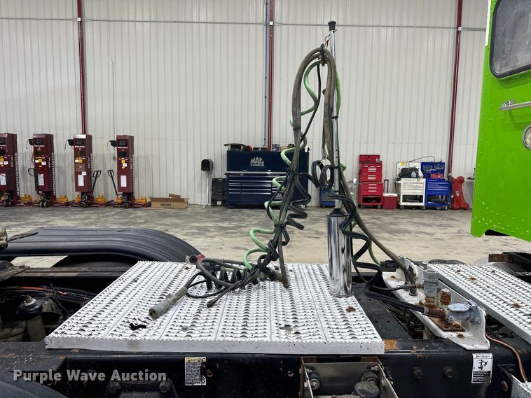 image for item EJ8929 2015 Peterbilt  389 semi truck