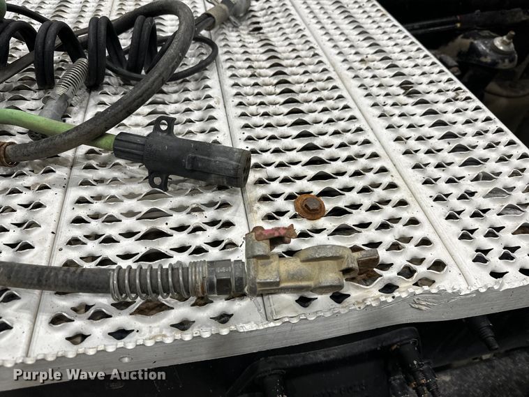 image for item EJ8929 2015 Peterbilt  389 semi truck