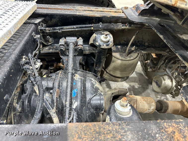 image for item EJ8929 2015 Peterbilt  389 semi truck