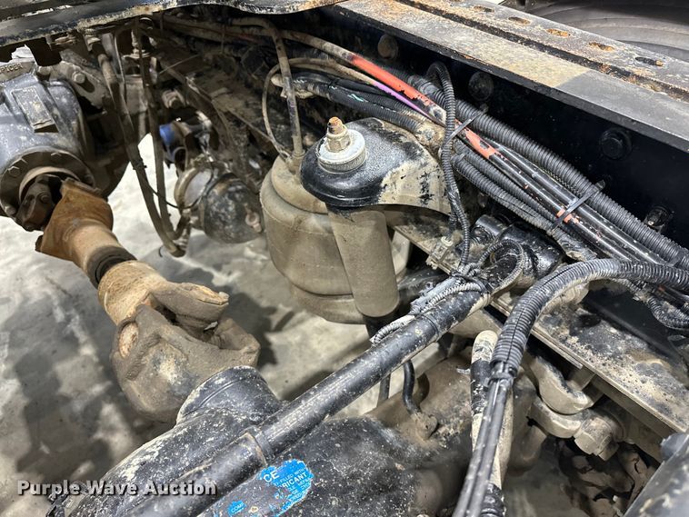 image for item EJ8929 2015 Peterbilt  389 semi truck