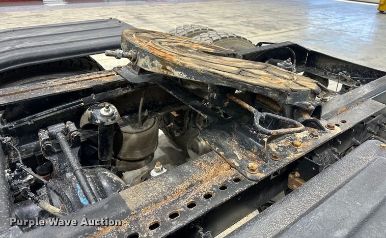 image for item EJ8929 2015 Peterbilt  389 semi truck