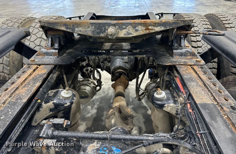 image for item EJ8929 2015 Peterbilt  389 semi truck