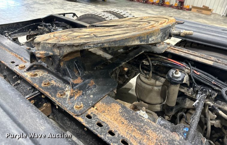 image for item EJ8929 2015 Peterbilt  389 semi truck