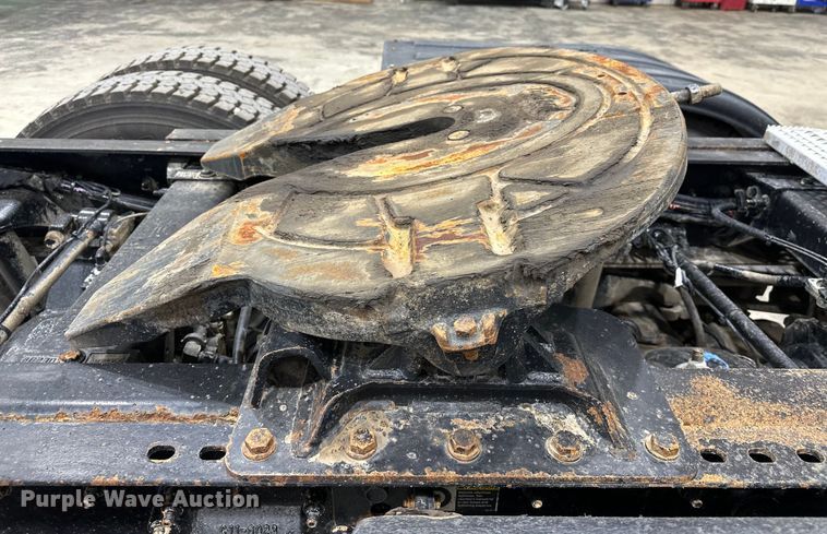 image for item EJ8929 2015 Peterbilt  389 semi truck