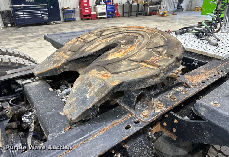 image for item EJ8929 2015 Peterbilt  389 semi truck