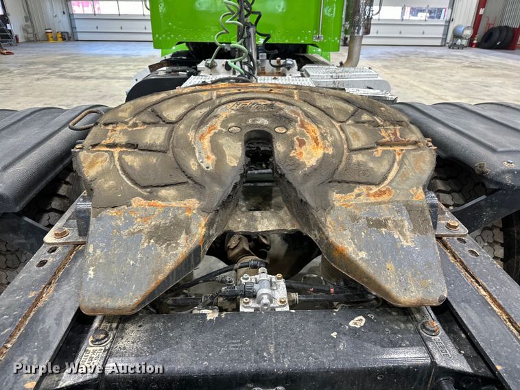 image for item EJ8929 2015 Peterbilt  389 semi truck