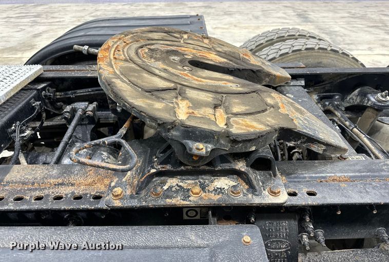 image for item EJ8929 2015 Peterbilt  389 semi truck