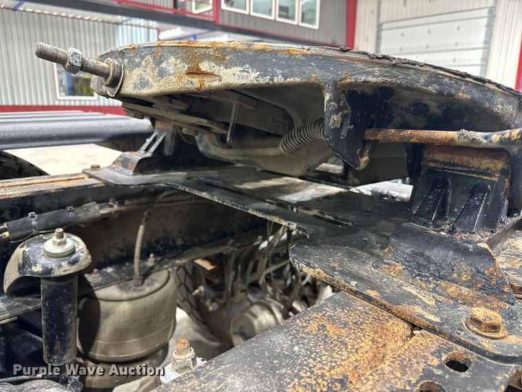 image for item EJ8929 2015 Peterbilt  389 semi truck