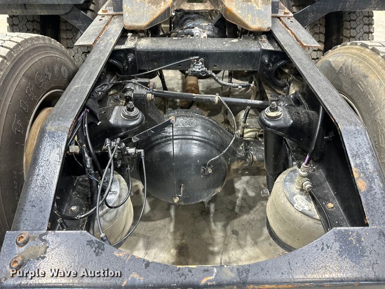 image for item EJ8929 2015 Peterbilt  389 semi truck