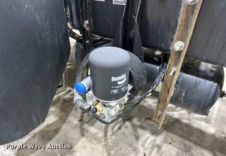 image for item EJ8929 2015 Peterbilt  389 semi truck