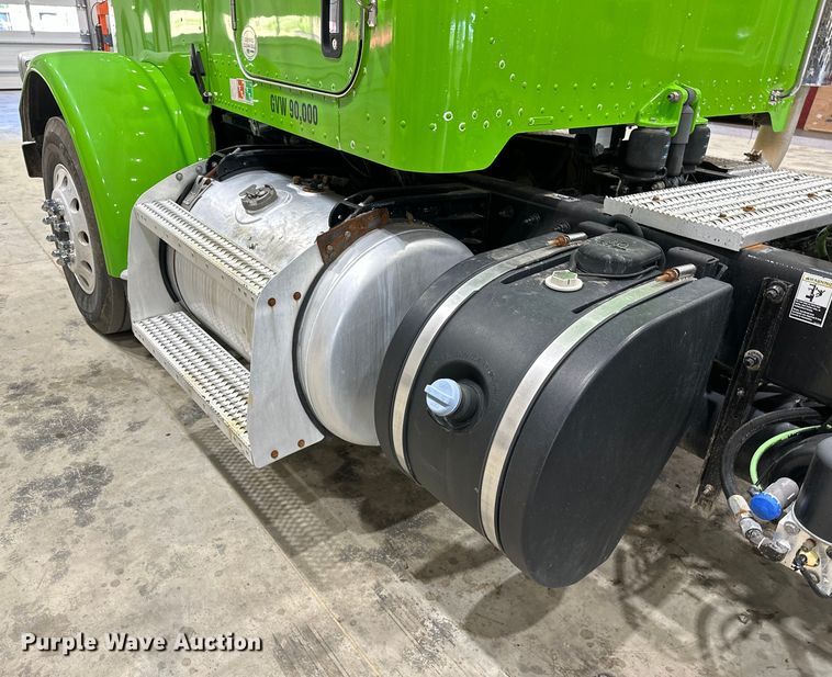 image for item EJ8929 2015 Peterbilt  389 semi truck