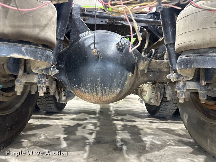 image for item EJ8929 2015 Peterbilt  389 semi truck