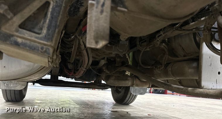 image for item EJ8929 2015 Peterbilt  389 semi truck