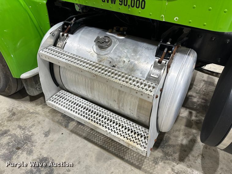 image for item EJ8929 2015 Peterbilt  389 semi truck