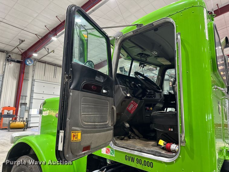 image for item EJ8929 2015 Peterbilt  389 semi truck