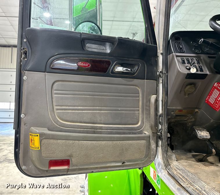 image for item EJ8929 2015 Peterbilt  389 semi truck