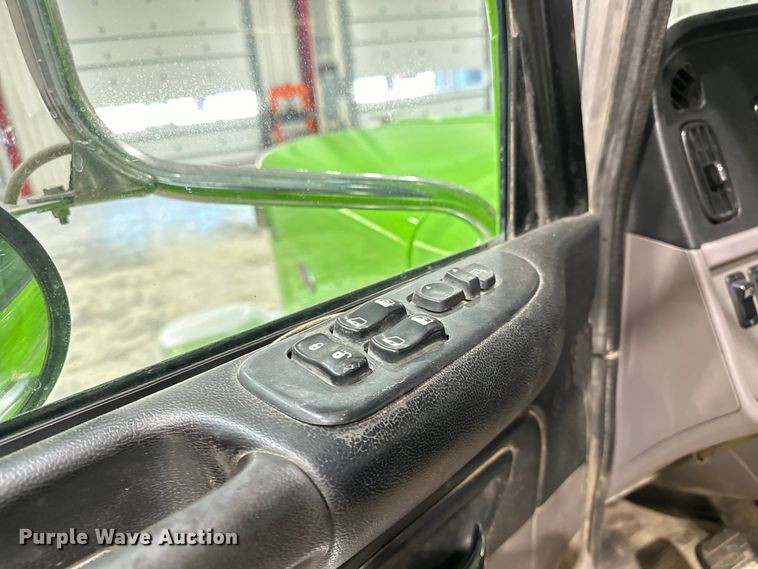 image for item EJ8929 2015 Peterbilt  389 semi truck