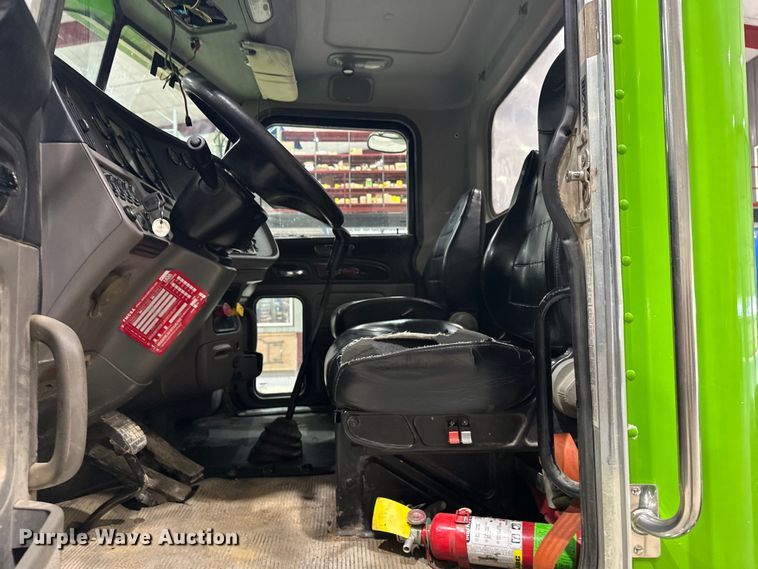 image for item EJ8929 2015 Peterbilt  389 semi truck