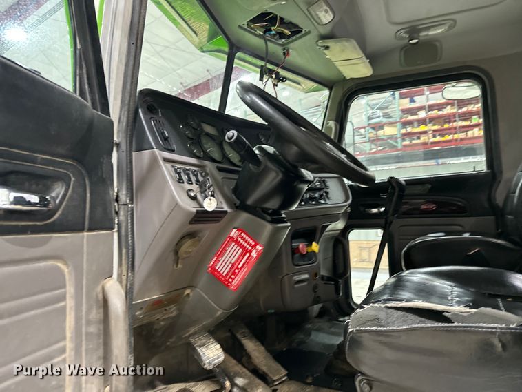 image for item EJ8929 2015 Peterbilt  389 semi truck