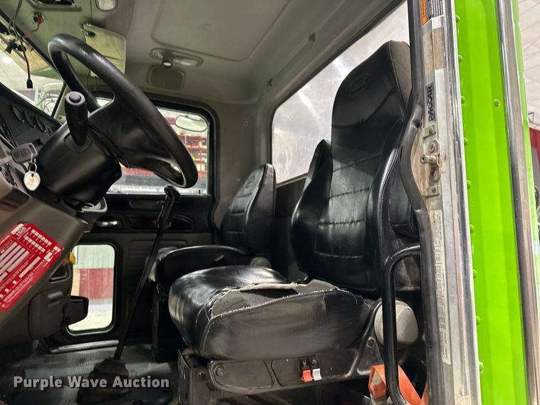 image for item EJ8929 2015 Peterbilt  389 semi truck