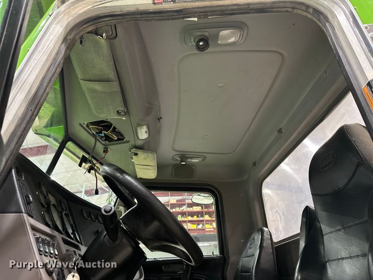 image for item EJ8929 2015 Peterbilt  389 semi truck