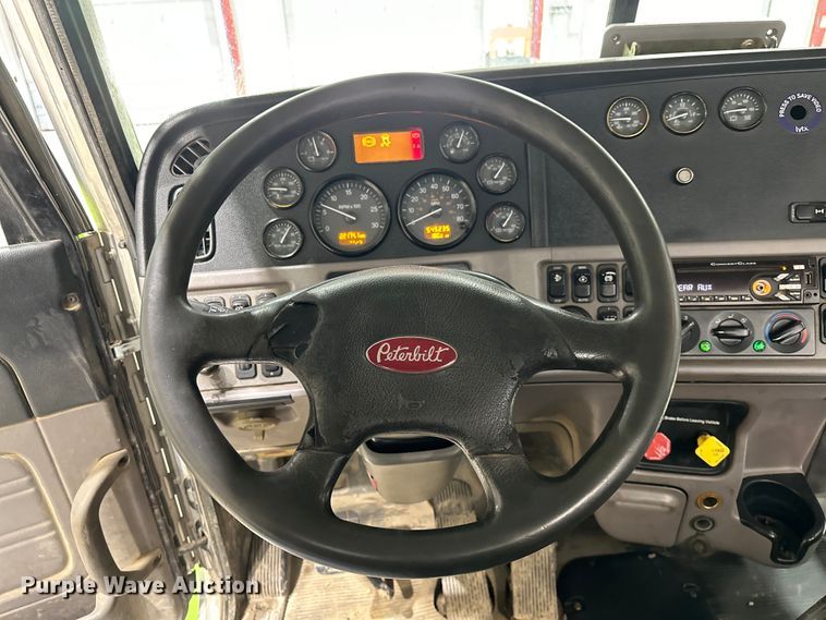 image for item EJ8929 2015 Peterbilt  389 semi truck