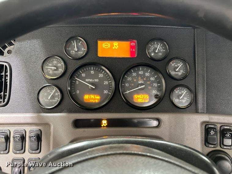 image for item EJ8929 2015 Peterbilt  389 semi truck