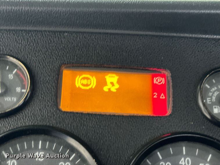 image for item EJ8929 2015 Peterbilt  389 semi truck