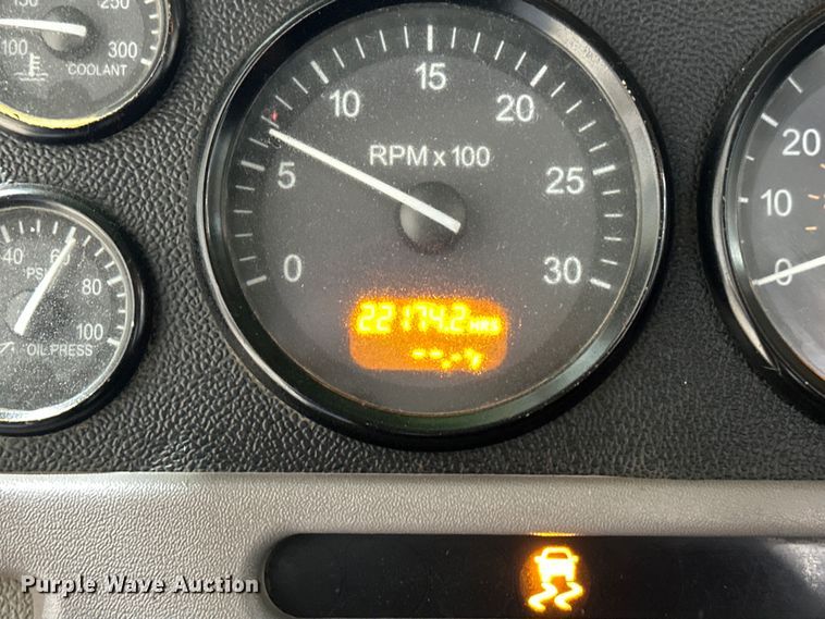 image for item EJ8929 2015 Peterbilt  389 semi truck