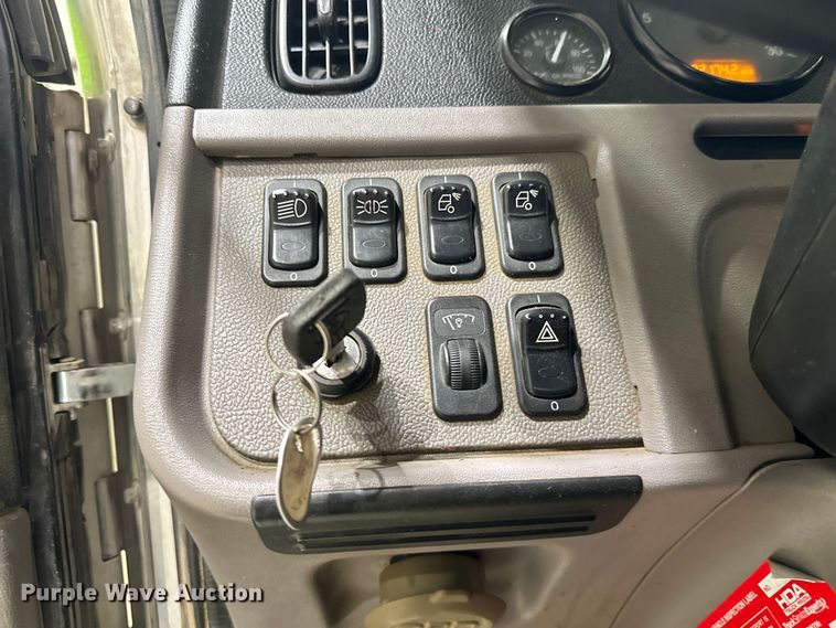 image for item EJ8929 2015 Peterbilt  389 semi truck