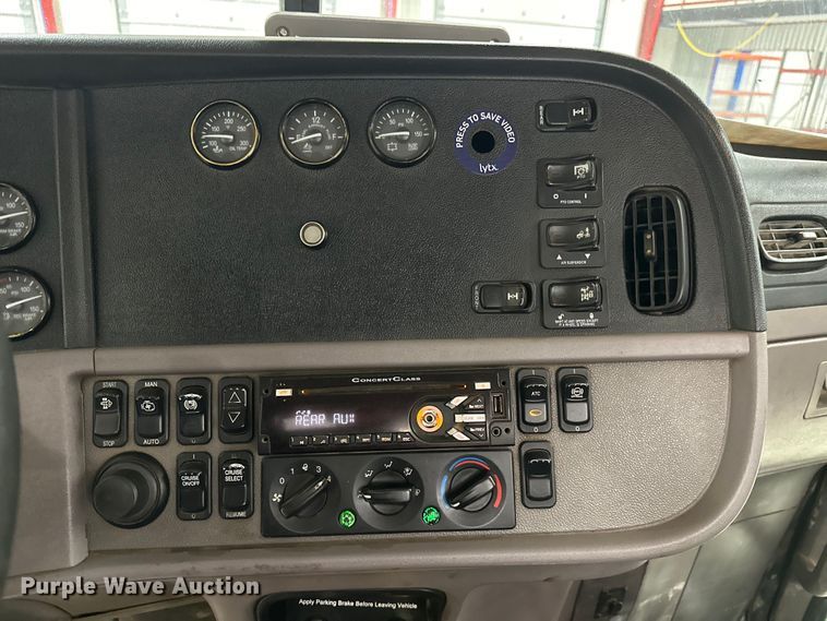 image for item EJ8929 2015 Peterbilt  389 semi truck