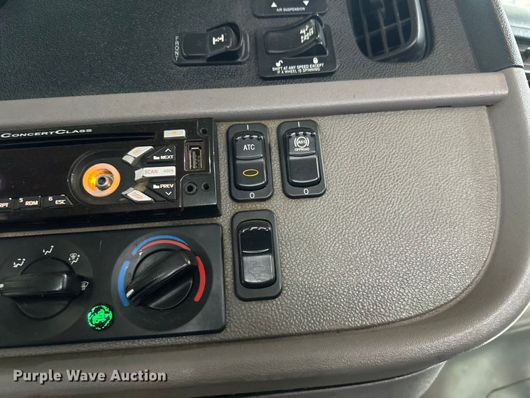 image for item EJ8929 2015 Peterbilt  389 semi truck