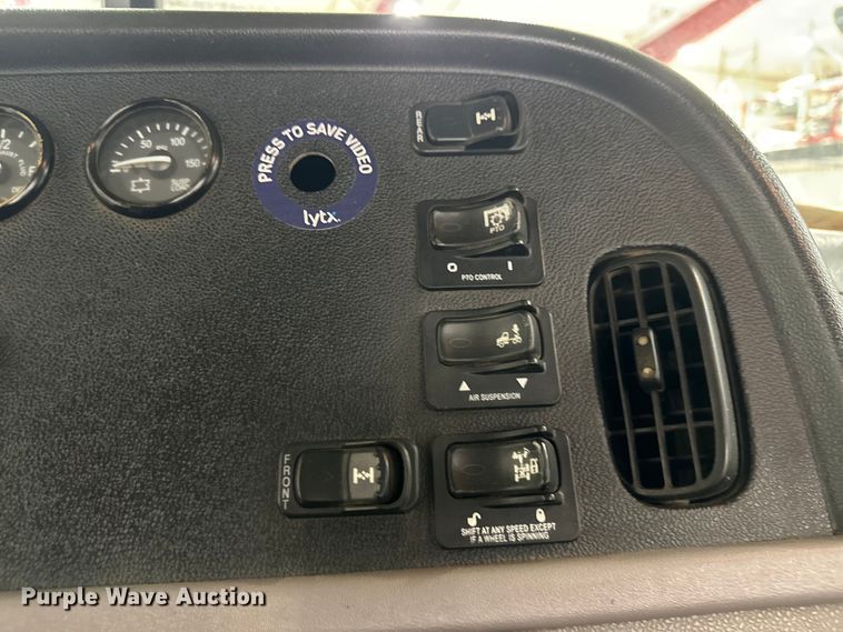 image for item EJ8929 2015 Peterbilt  389 semi truck