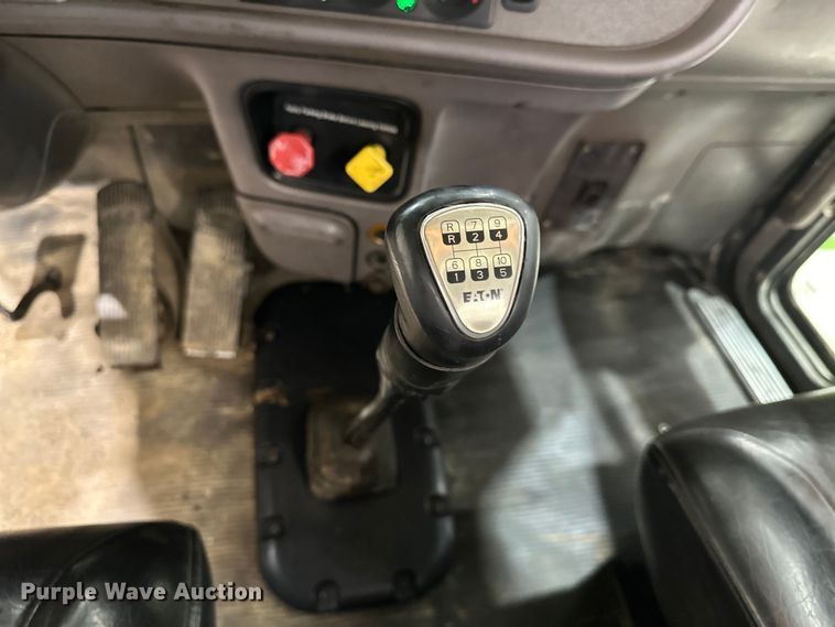 image for item EJ8929 2015 Peterbilt  389 semi truck