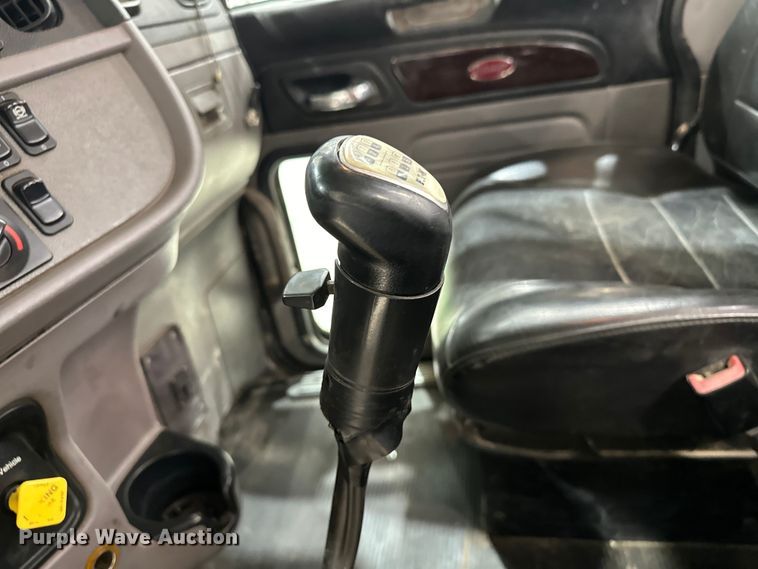 image for item EJ8929 2015 Peterbilt  389 semi truck