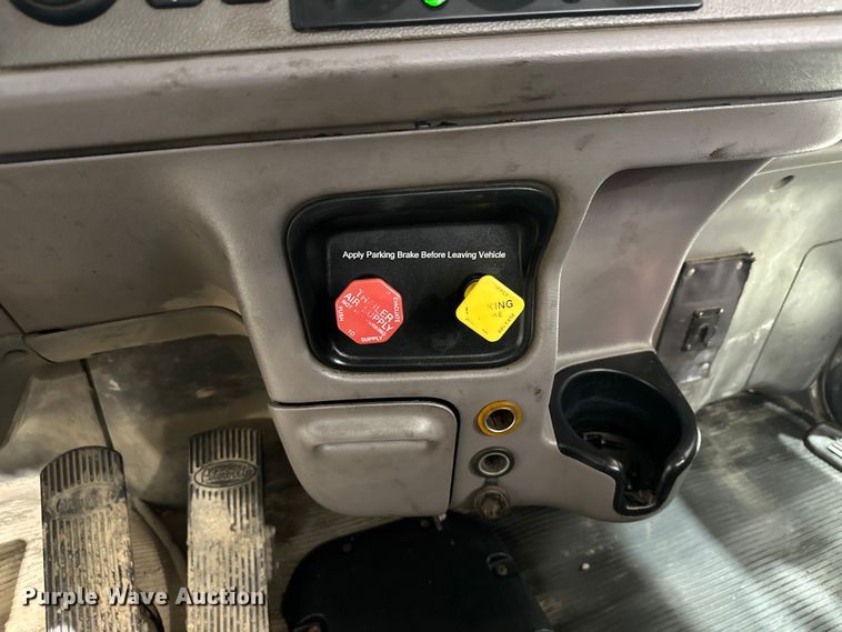 image for item EJ8929 2015 Peterbilt  389 semi truck