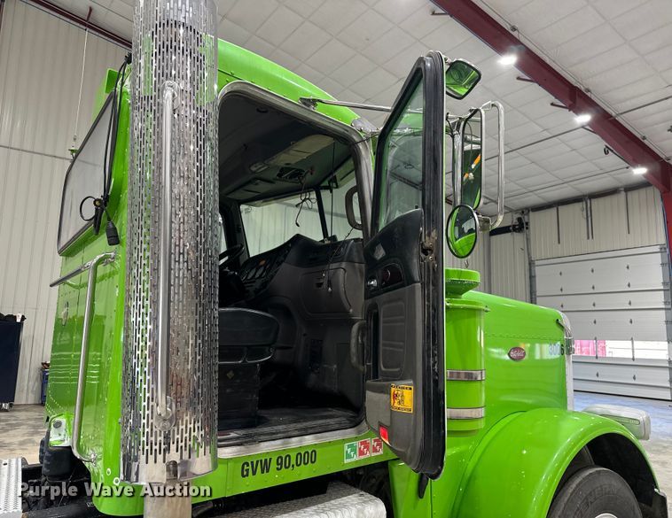 image for item EJ8929 2015 Peterbilt  389 semi truck