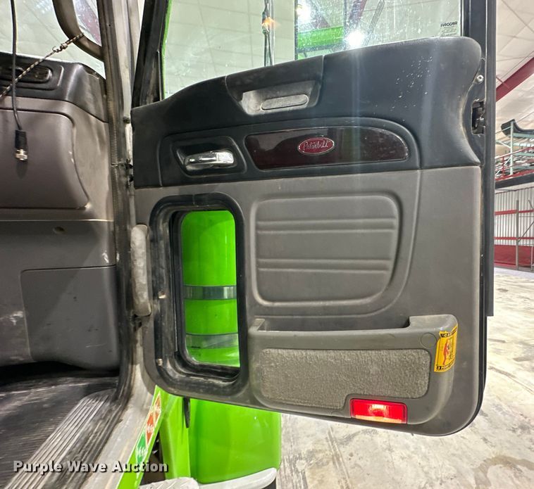 image for item EJ8929 2015 Peterbilt  389 semi truck