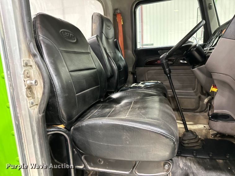 image for item EJ8929 2015 Peterbilt  389 semi truck