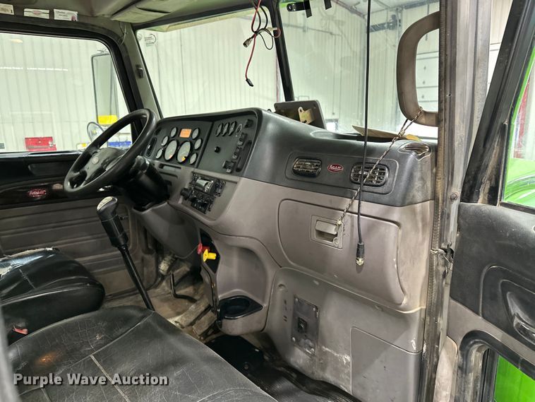 image for item EJ8929 2015 Peterbilt  389 semi truck