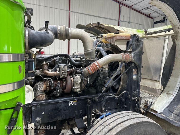 image for item EJ8929 2015 Peterbilt  389 semi truck