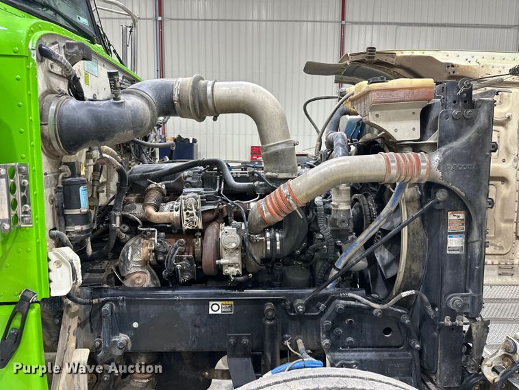 image for item EJ8929 2015 Peterbilt  389 semi truck