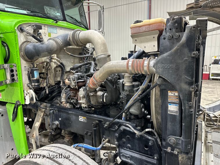 image for item EJ8929 2015 Peterbilt  389 semi truck