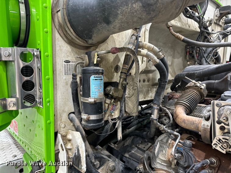 image for item EJ8929 2015 Peterbilt  389 semi truck