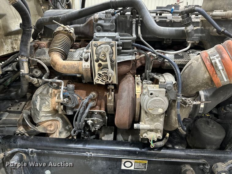 image for item EJ8929 2015 Peterbilt  389 semi truck