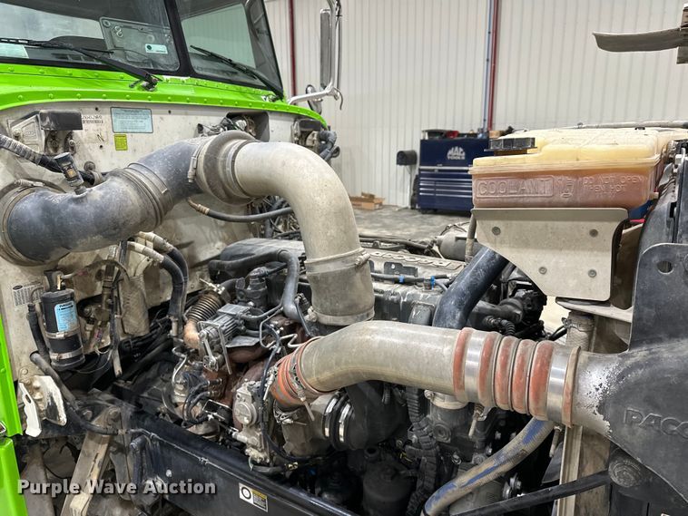 image for item EJ8929 2015 Peterbilt  389 semi truck