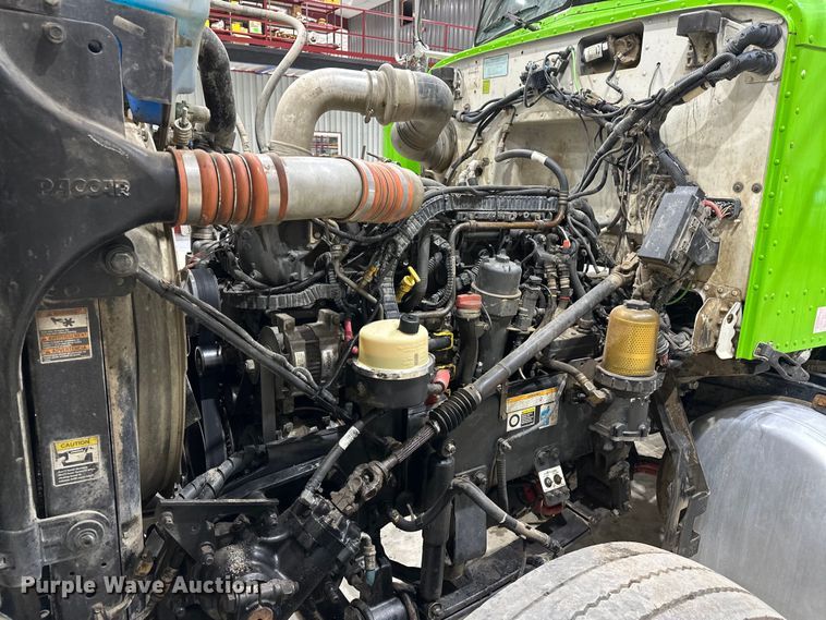 image for item EJ8929 2015 Peterbilt  389 semi truck