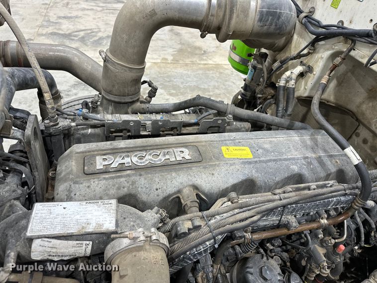 image for item EJ8929 2015 Peterbilt  389 semi truck